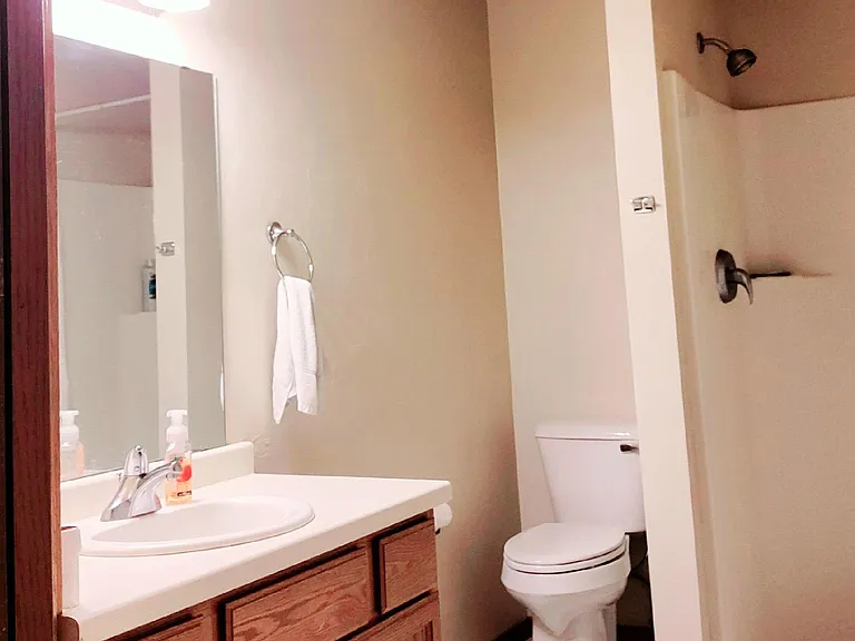 146 E River Dr — Photo 2