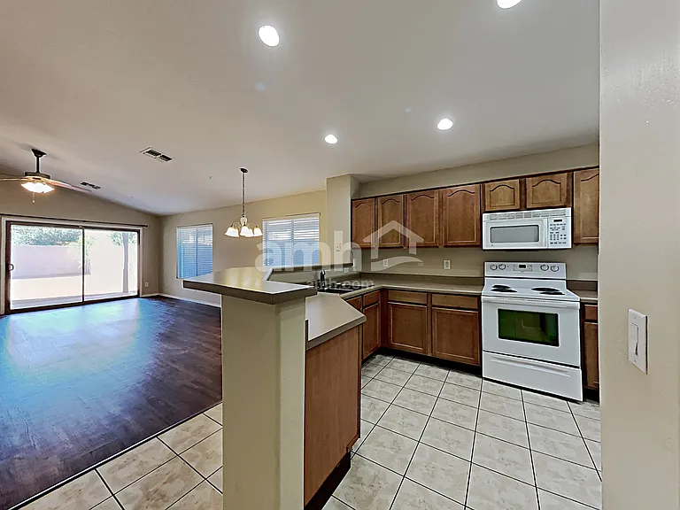 414 S 114th Ave — Photo 3
