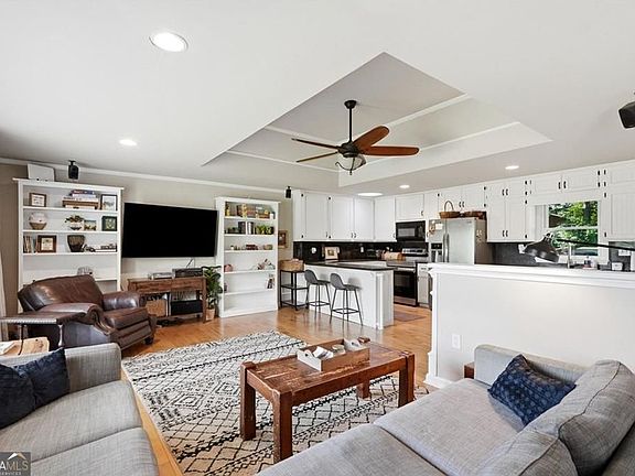5th image of 2725 Spring Dr