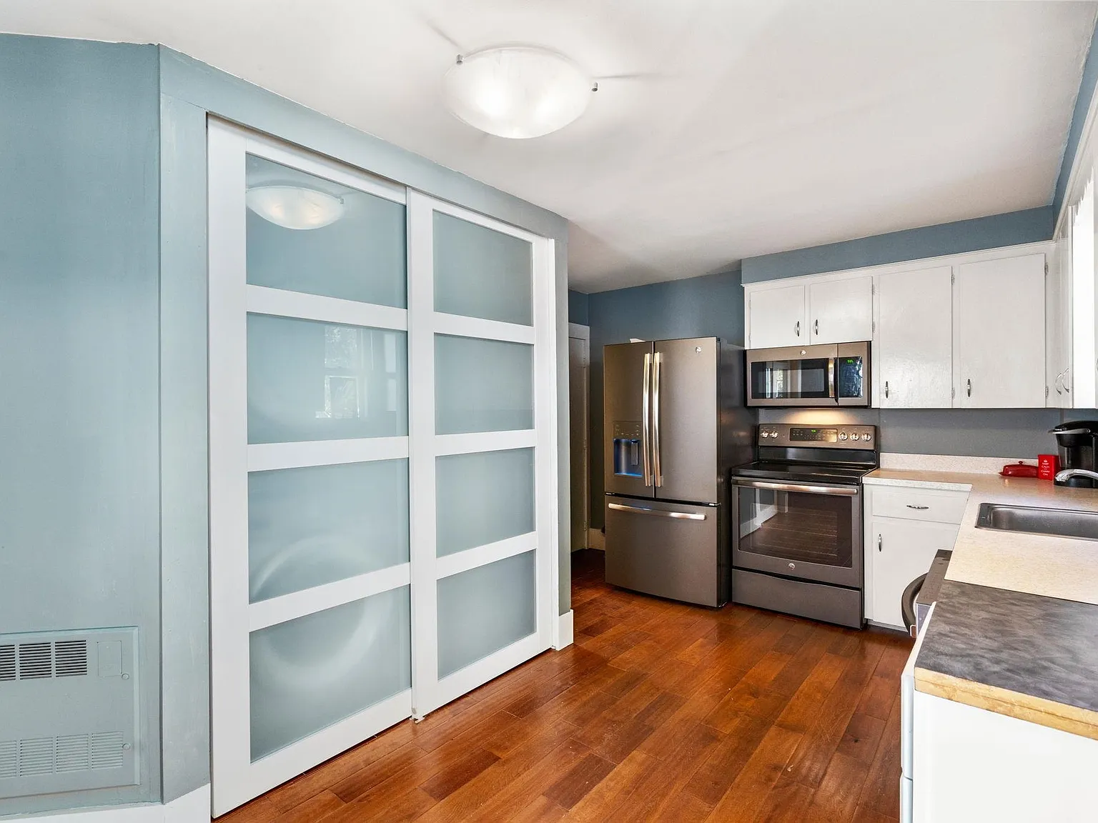 2 bed, 1.0 bath, 960 sqft, $3,000 — Photo 4