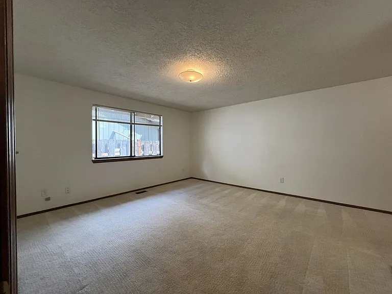 4825 SW Marigold St — Photo 20