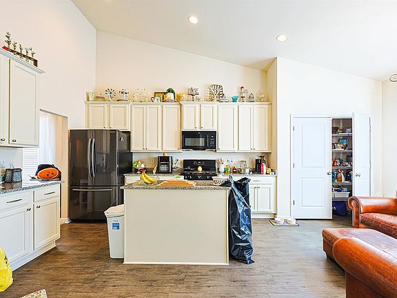 3rd image of 696 Tattlesbury Dr.
