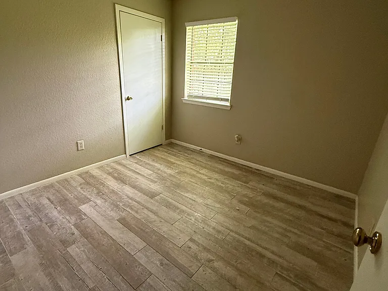 1875 Westchase Dr — Photo 3