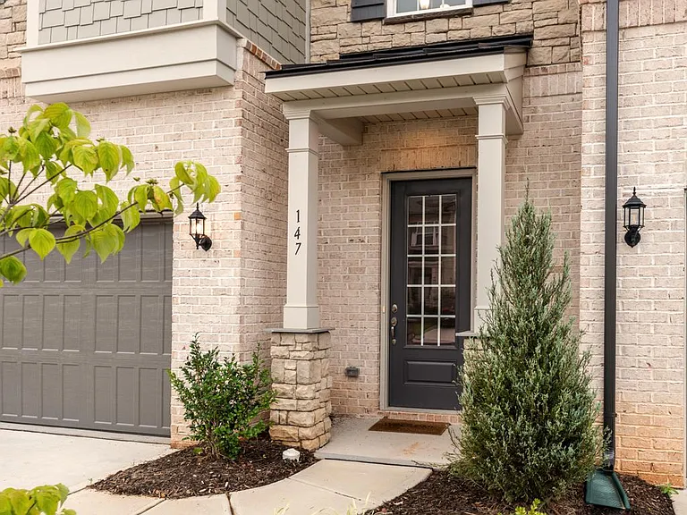 147 Heathbrook Ln — Photo 2