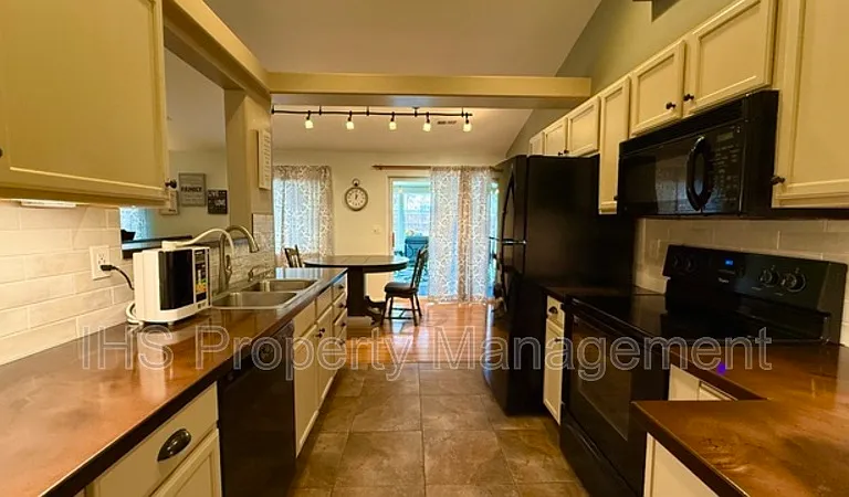 5508 Holly Way — Photo 7