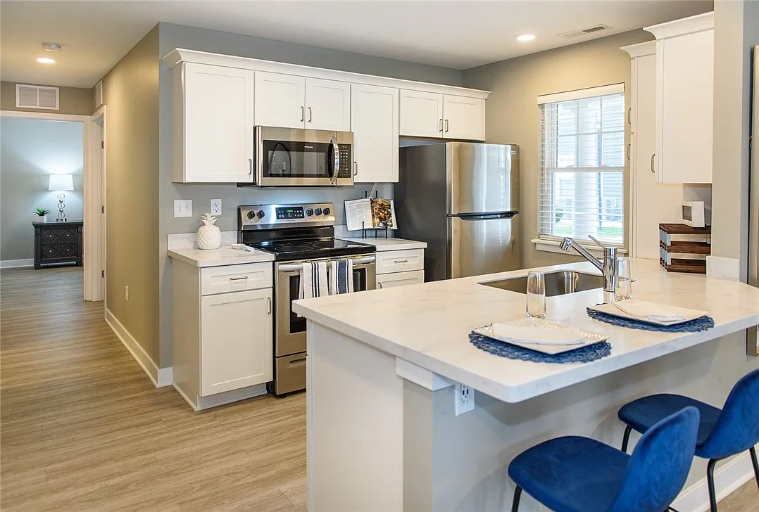 3 bed, 3.0 bath, 1345 sqft, $2,721 — Photo 4