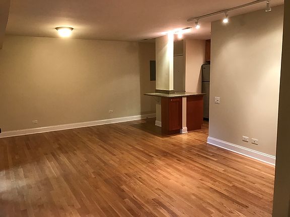 4th image of 2036 N Larrabee St APT 8104