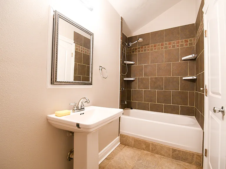209 Transcontinental Dr #H — Photo 4