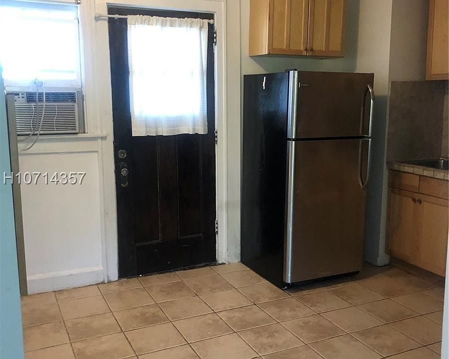 2nd image of 1512 Harrison St APT 6