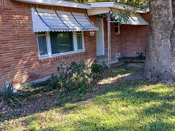 3rd image of 2828 Cecil Dr