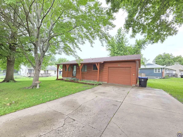 3855 SW Cambridge Ter, Topeka, KS 66610
