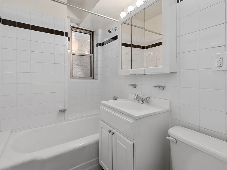 300 E 46th St #3K — Photo 4