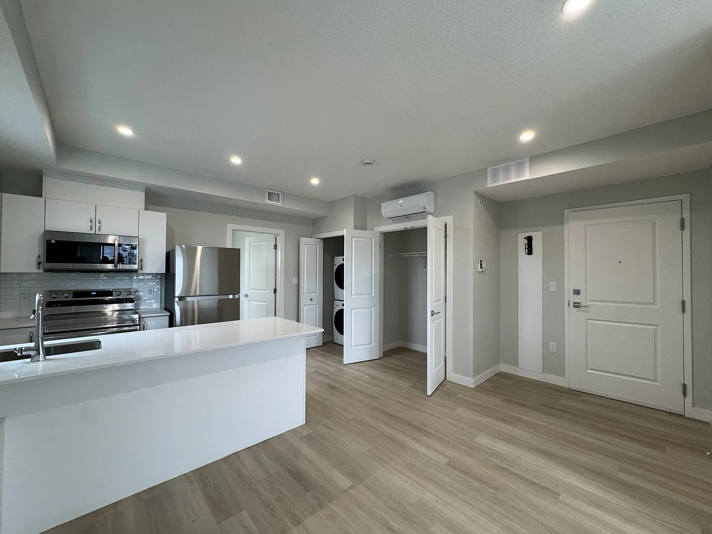 Douglas Manor — Photo 1