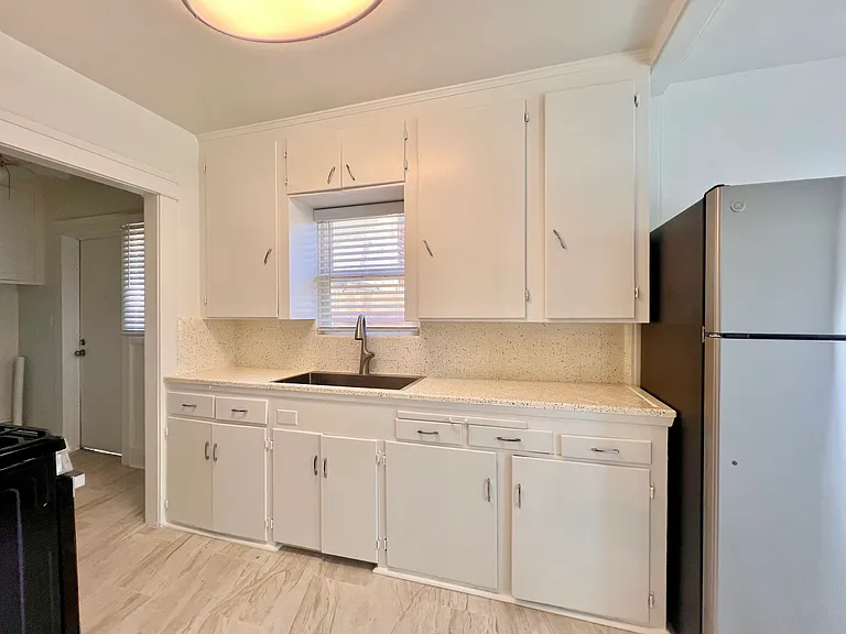 Eat-in Kitchen