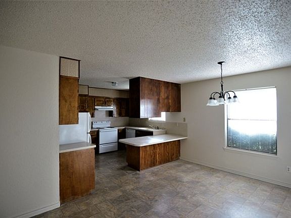 3rd image of 2810 Veterans Ave