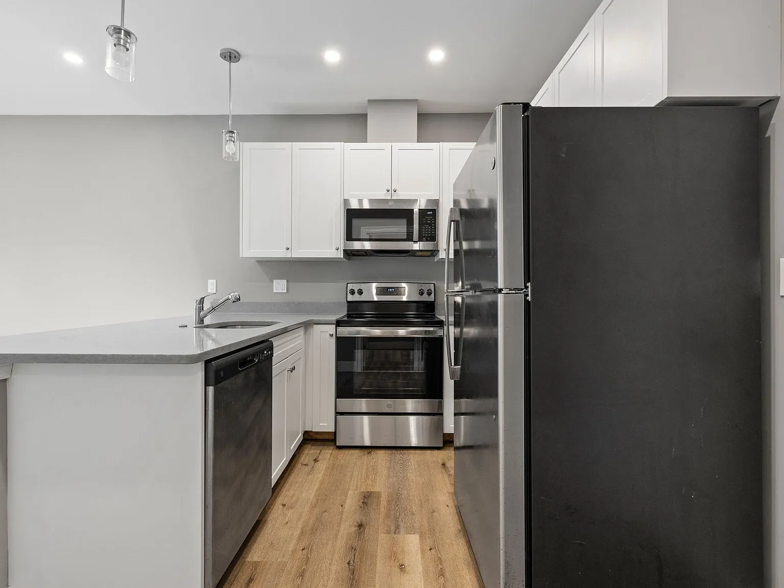 2 bed, 2.5 bath, 1214 sqft, $3,800 — Photo 2