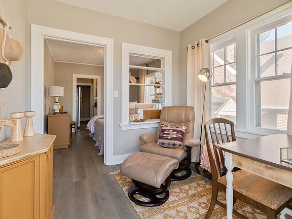 Sitting area near the entrance