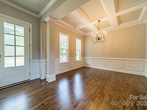 3rd image of 142 Tuscany Trl