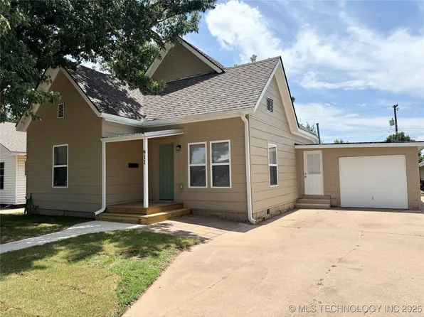 911 E Maple St, Cushing, OK 74023
