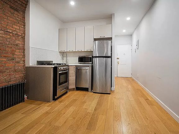 3rd image of 21 Catherine St APT 5A