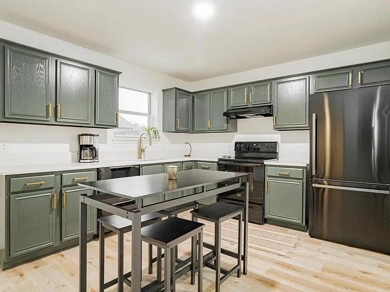 323 Celia Cir — Photo 4