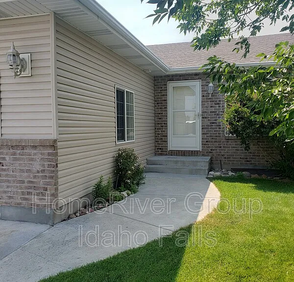 390 Bridger Dr — Photo 2