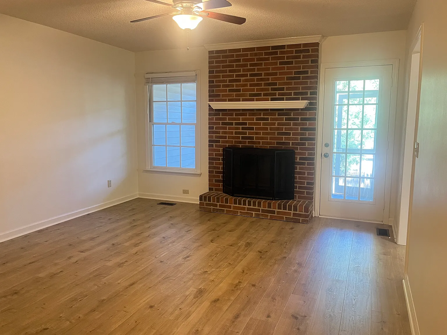 3 bed, 1427 sqft, $1,900 — Photo 2