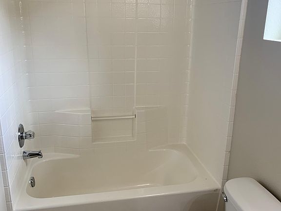 4th image of 10015 Tahoma Ct SE
