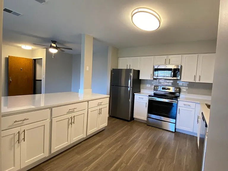 Farmingdale Apartments — Photo 11