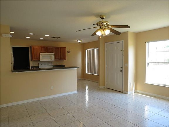 4th image of 930 Gloucester Ct