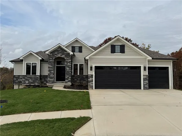 5899 NW Black Oak Ct, Parkville, MO 64152