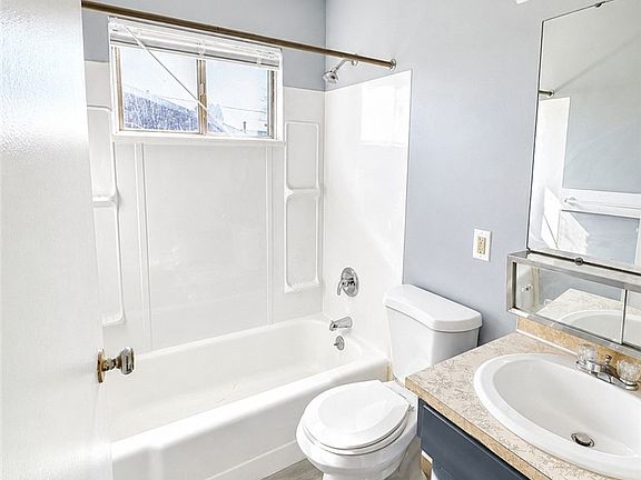 5th image of 114 Brookwood Way N