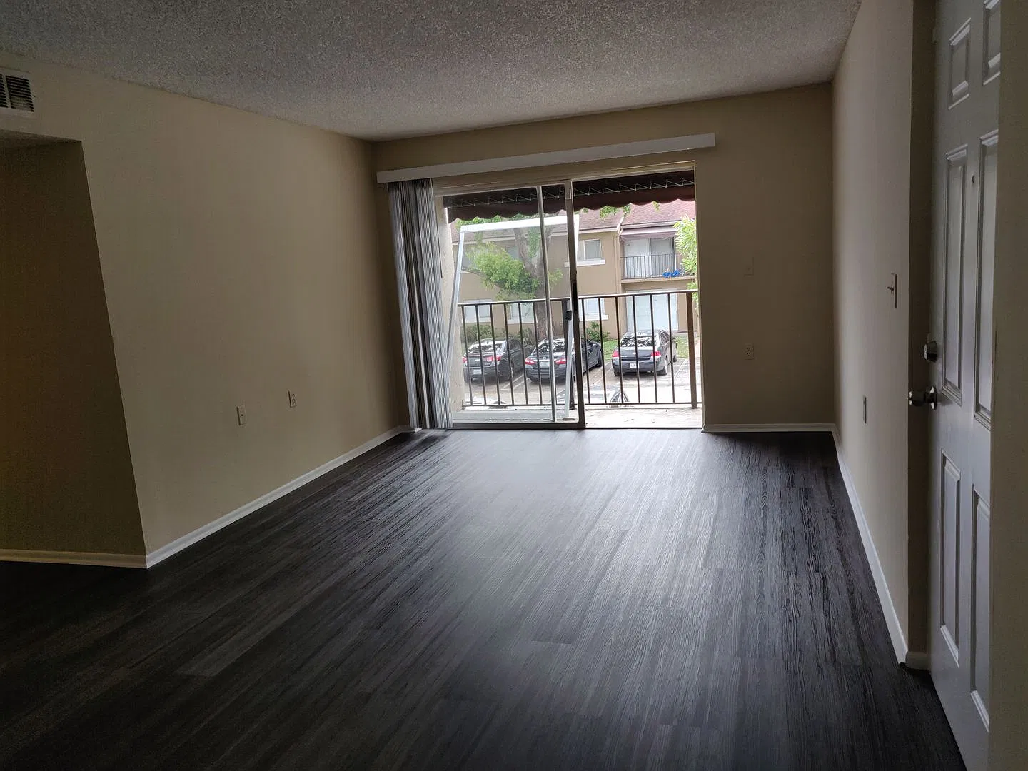 Spacious 3 Bedroom 2 Bath Condo with Community Pool & Clubhouse — Photo 4