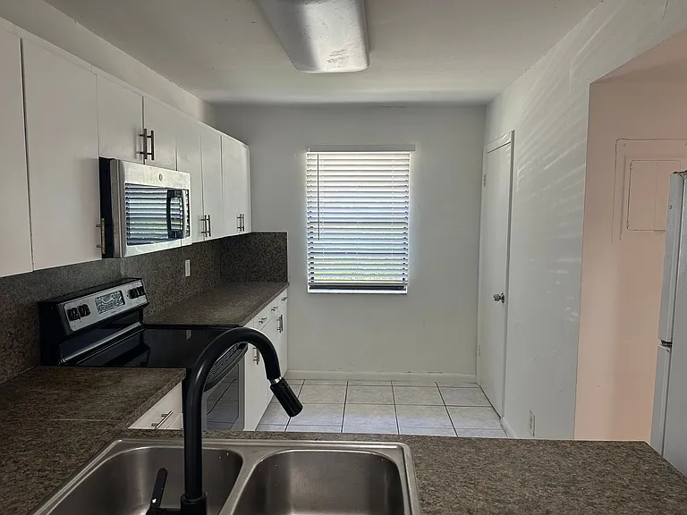 931 SW 20th Ct — Photo 10