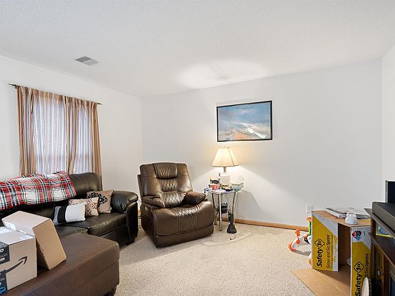 5th image of 505 Larkspur Ln