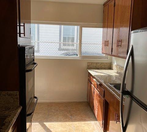 4th image of 1318 W 90th St