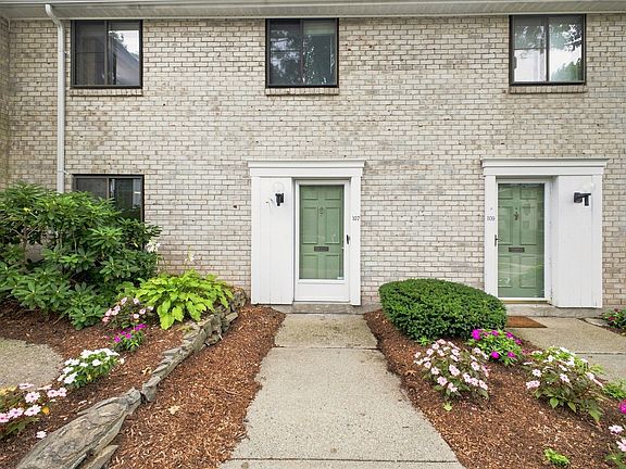 3rd image of 95 Commons Dr APT 107