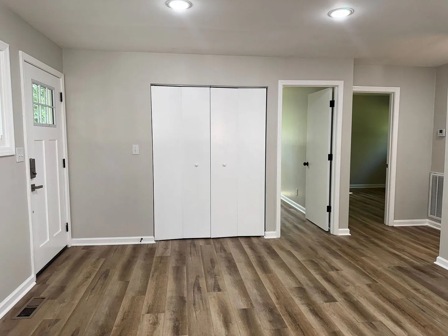 Great Home Conveniently Located! 3 Bed 1 Bath Completely Remodeled! Large Fenced Yard! — Photo 4