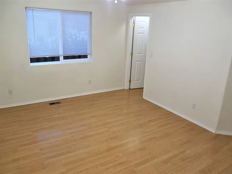 137 SW Wake Robin Ave — Photo 2