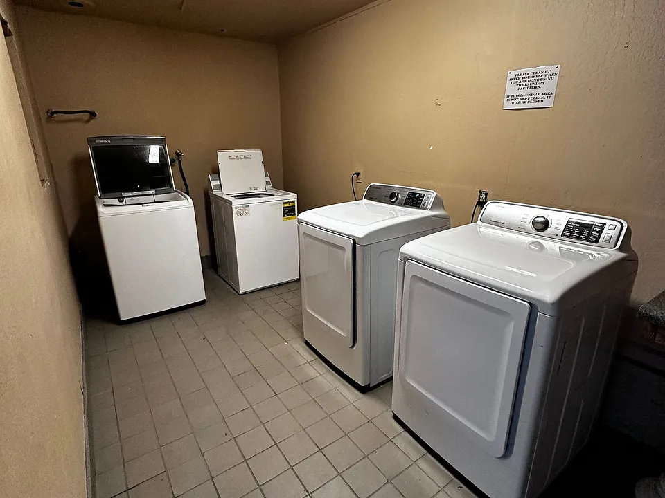Building Photo 3