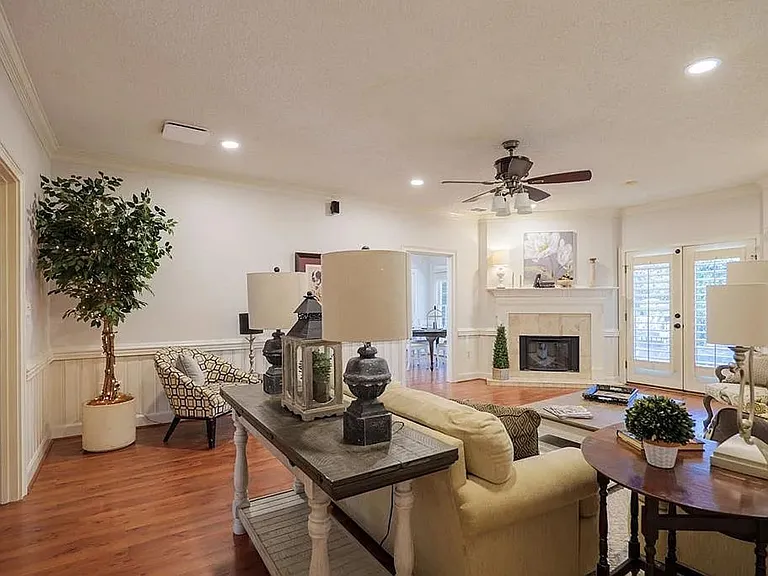 1009 Williamsburg Dr — Photo 5