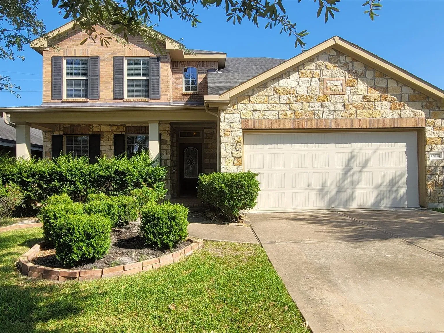4 bed, 2.5 bath, 2474 sqft, $2,500 — Photo 1