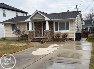 45961 Edgewater Dr, Chesterfield, MI 48047