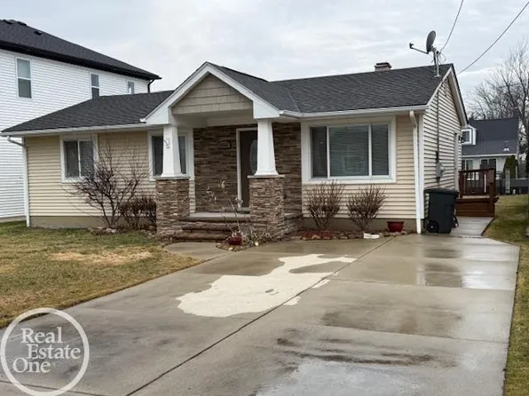 45961 Edgewater Dr, Chesterfield, MI 48047