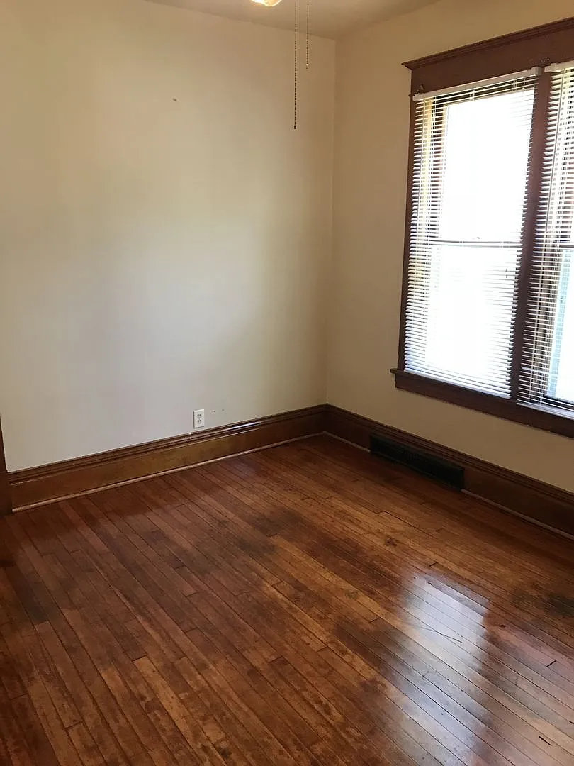 884 Margaret St E — Photo 3