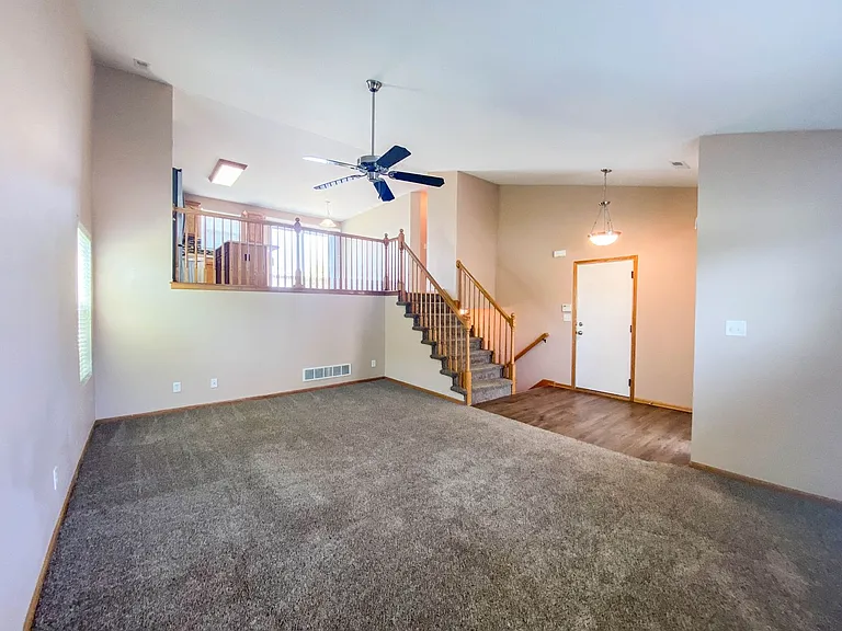 450 SE Westgate Dr — Photo 6