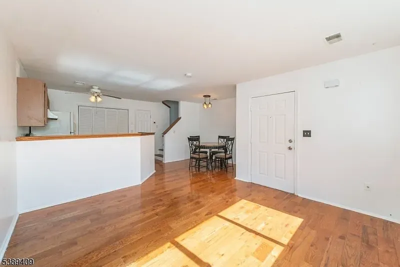 2 bed, 836 sqft, $3,000 — Photo 2