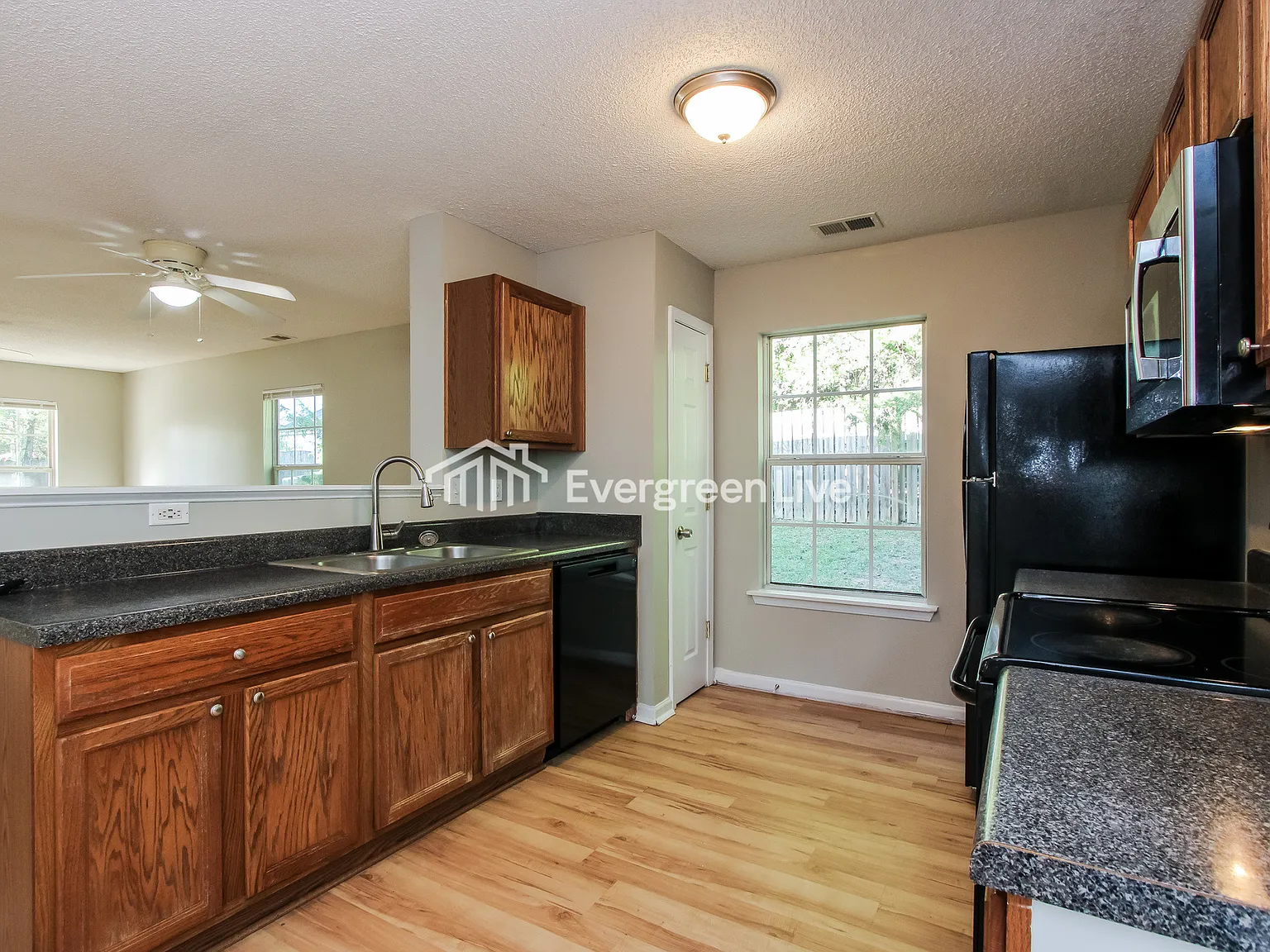 4 bed, 2.0 bath, 1838 sqft, $2,095 — Photo 4