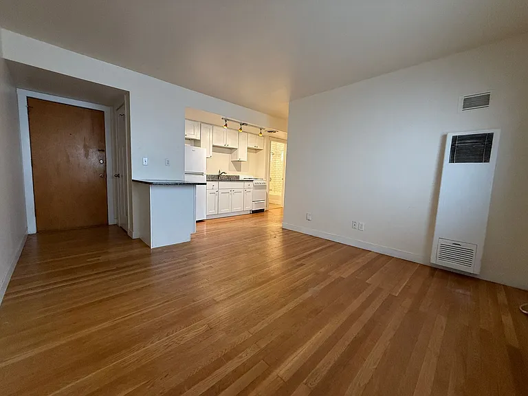 1639 N Farwell Ave — Photo 4