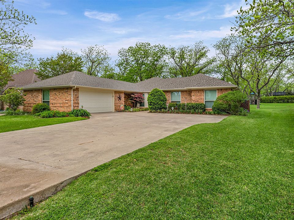 1st image of 8902 Woodlawn Dr